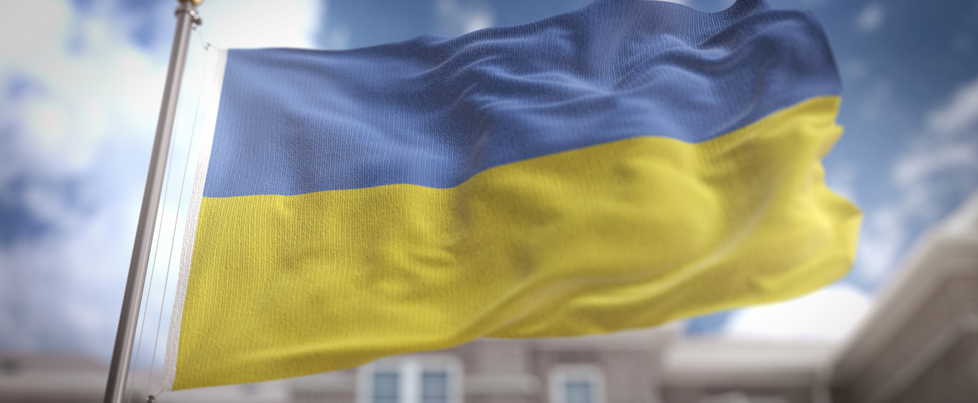 Kuvassa Ukrainan lippu tangossa, taustalla taivas